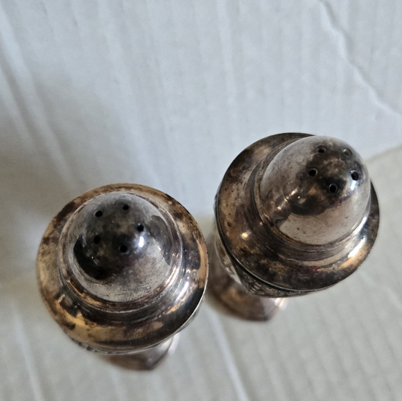 WM. A. Rogers 401 Silver Plated Zing Salt or Pepper Shakers With Screw On Tops - Picture 5 of 8